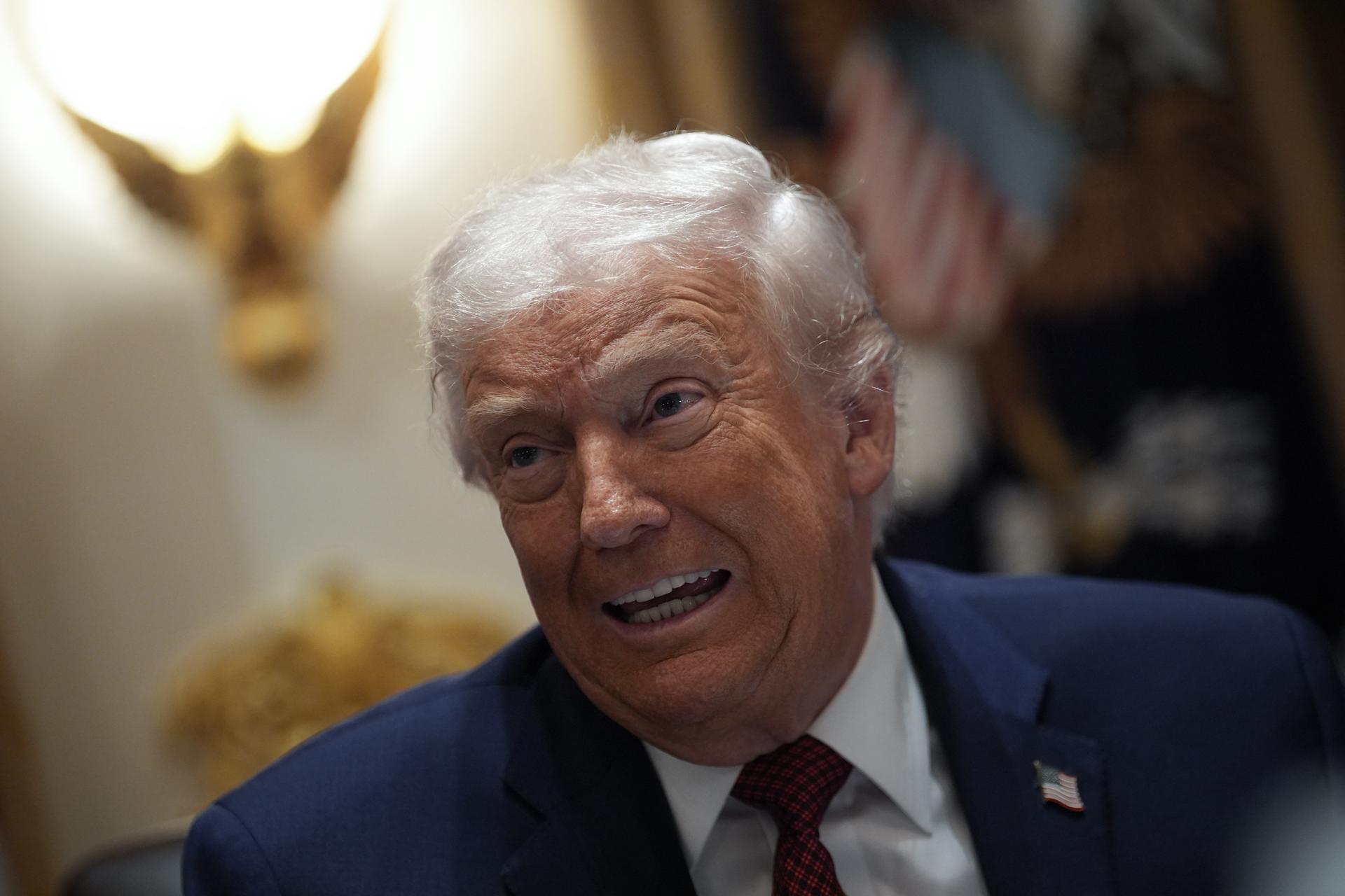 Washington DC (United States), 08/12/2025.- US President Donald Trump during a roundtable in the Cabinet Room at the White House in Washington, DC, USA, 08 December 2025, where he is reportedly expected to announce a 12 billion aid plan for farmers. EFE/EPA/YURI GRIPAS / POOL
