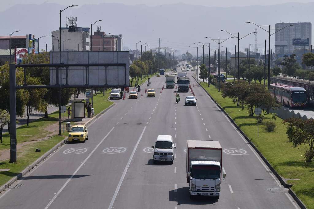 Aspectos de la movilidad en la avenida de las américas cerca al sector de Marsella durante el día sin carro y un día antes de la imposición de la medida