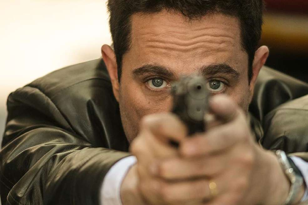 “Falco”, la historia de un detective (interpretado por Michel Brown) que despierta después de 23 años en coma, llega a la pantalla chica. / Cortesía
