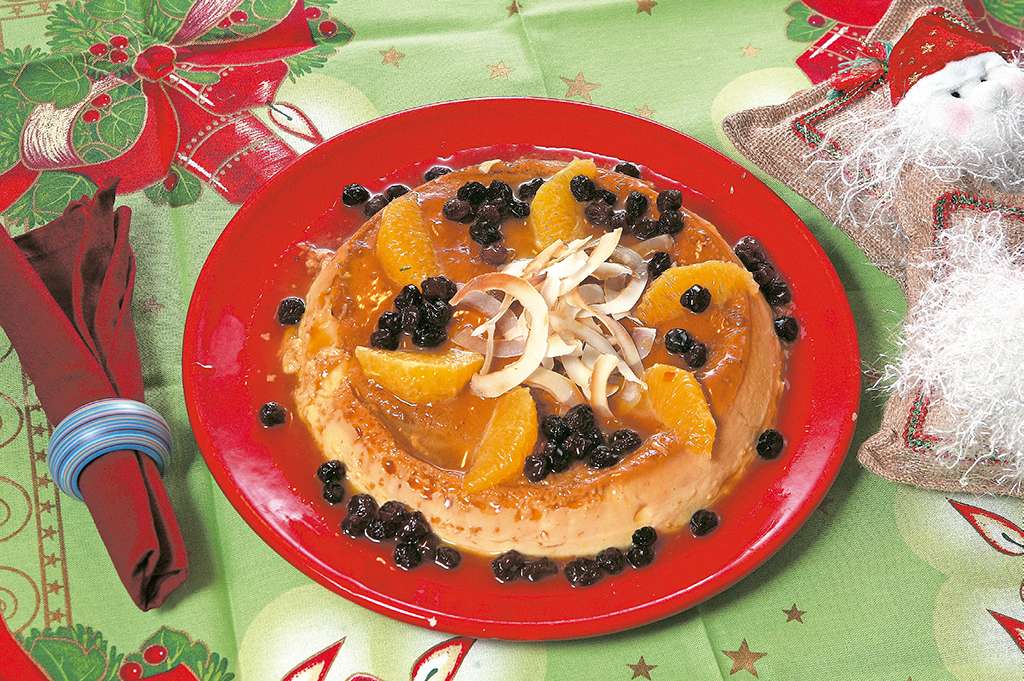 Flan de coco bañado en salsa de naranja con pasas. / Archivo Cromos