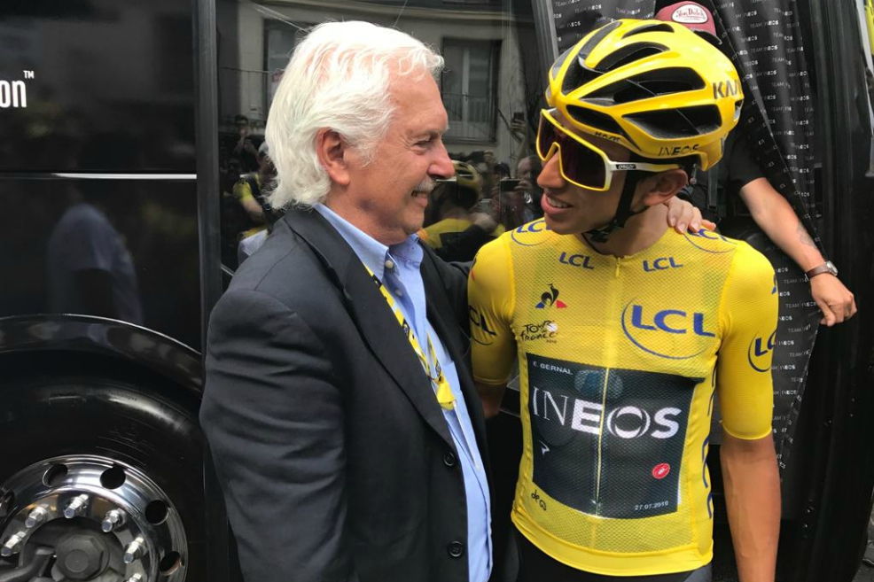 Gianni Savio junto a Egan Bernal en la salida de etapa 21 del Tour de Francia 2019. / Cortesía