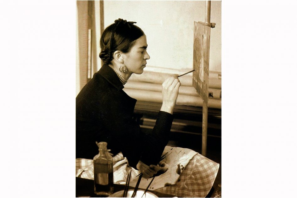 03. Frida Kahlo pintando “Autorretrato en la frontera entre México y los Estados Unidos”. / Fotografía de W.J. Stettler, 1932