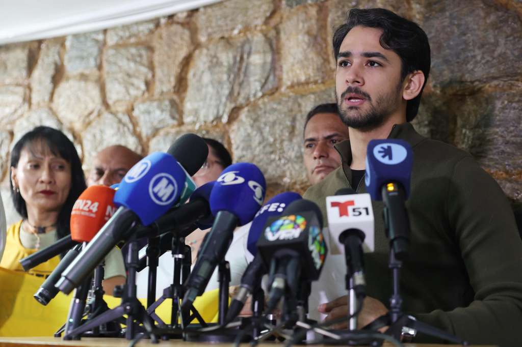 AME3507. CARACAS (VENEZUELA), 09/02/2026.- Ramón Guanipa, hijo del exdiputado antichavista Juan Pablo Guanipa, habla durante una rueda de prensa este lunes, en Caracas (Venezuela). Ramón denunció que desconoce el paradero de su padre luego de que "hombres no identificados" se lo llevaran la noche del domingo y de que la Fiscalía anunciara que revocó la medida de excarcelación por un régimen de arresto domiciliario. EFE/ Miguel Gutiérrez