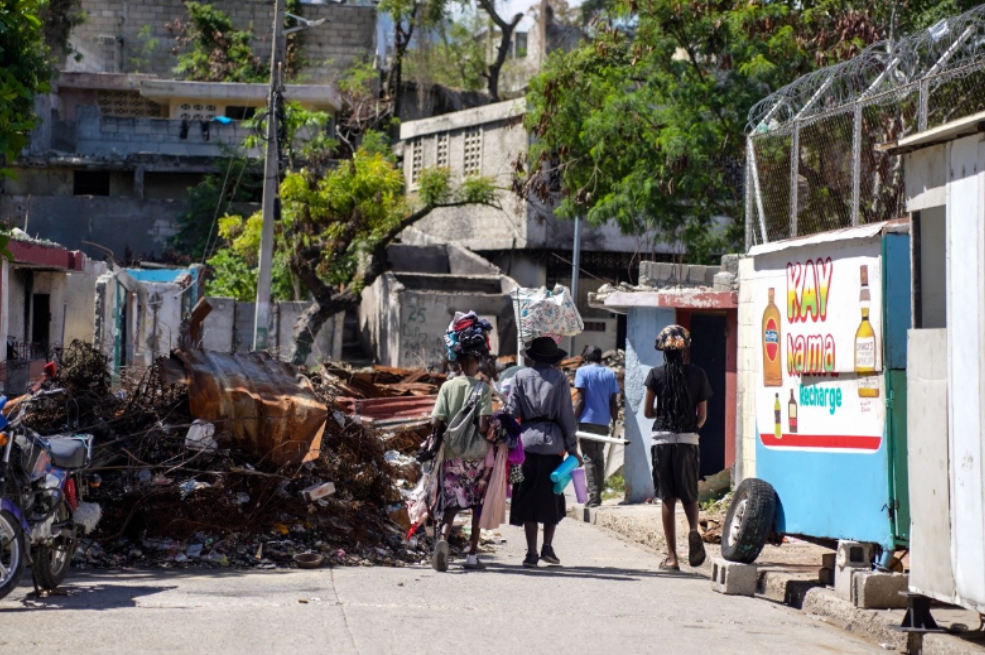 Residentes atraviesan los restos de una barricada en el barrio de Solino, en Puerto Príncipe, Haití.