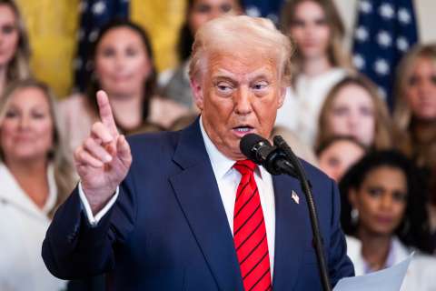 Trump firma prohibición a atletas transgénero de participar en deportes femeninos