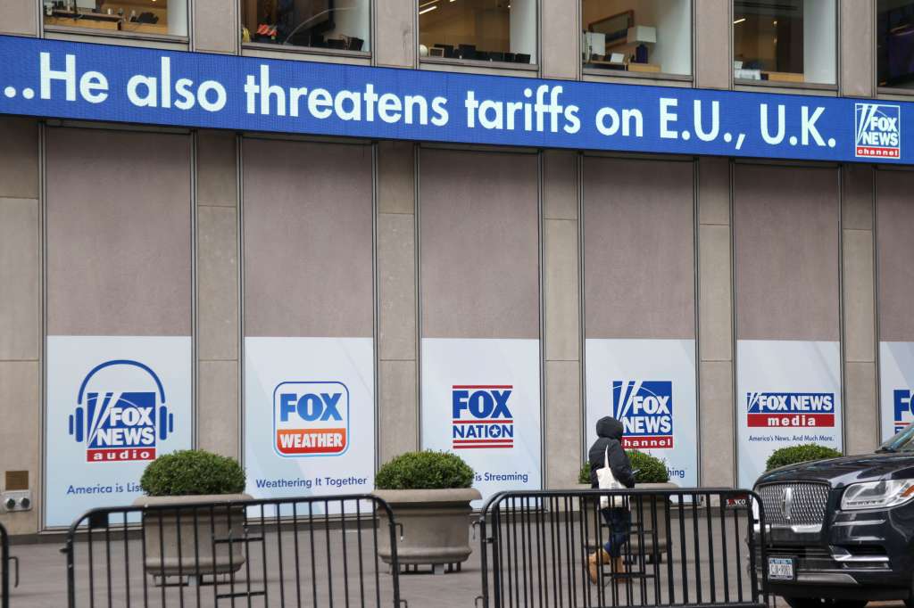 New York (United States), 03/02/2025.- People walk by the Fox News studio that displays a headline about U.S. tariffs in New York, New York, USA, 03 February 2025. Filling up to a campaign promise, President Trump signed an executive order issuing tariffs on goods coming into the U.S. from Canada, Mexico and China. The U.S. is planned to start collecting tariffs from Canada on 04 February 2025. (Nueva York) EFE/EPA/SARAH YENESEL