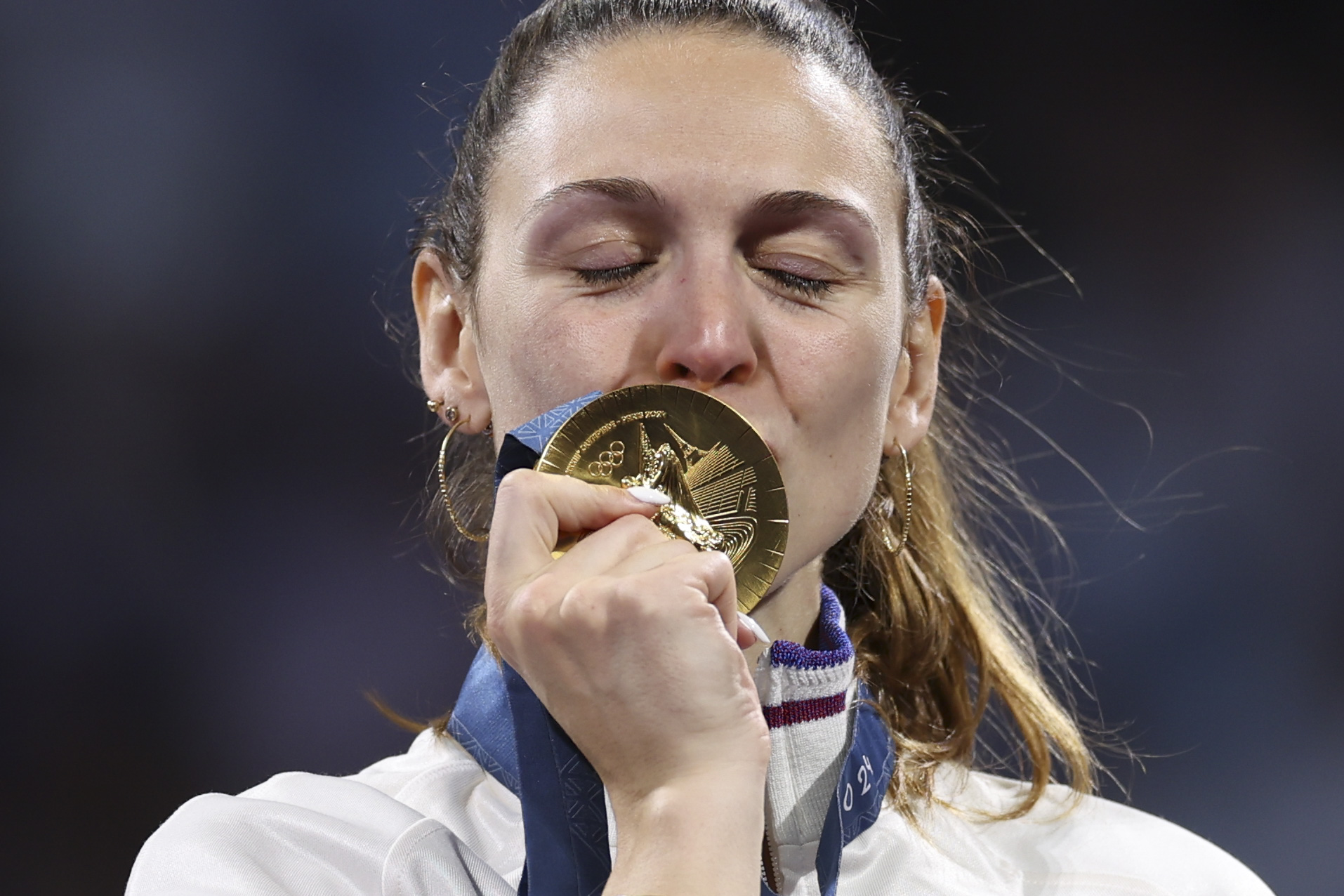 PARÍS, 29/07/2024.- La esgrimista francesa Manon Apithy Brunet posa con la medalla de oro tras los enfrentamientos de Sable Individual Femenino de Esgrima parte de los Juegos Olímpicos de París 2024 este lunes en el Grand Palais, en París, Francia. EFE/ Sashenka Gutiérrez
