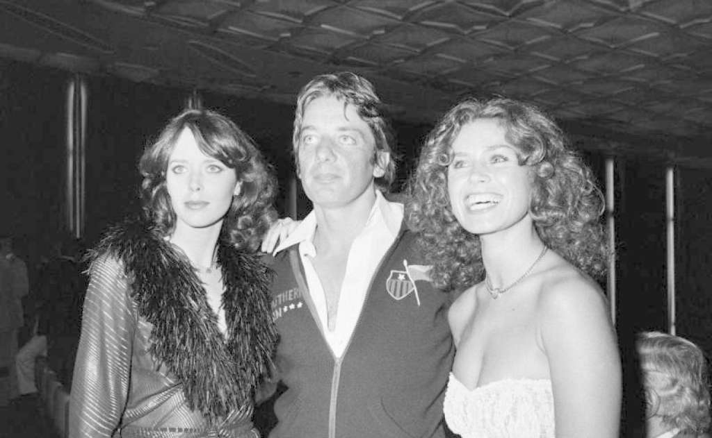 Just Jaeckin posando con la actriz francesa Corinne Cléry y la estrella holandesa Sylvia Kristel.