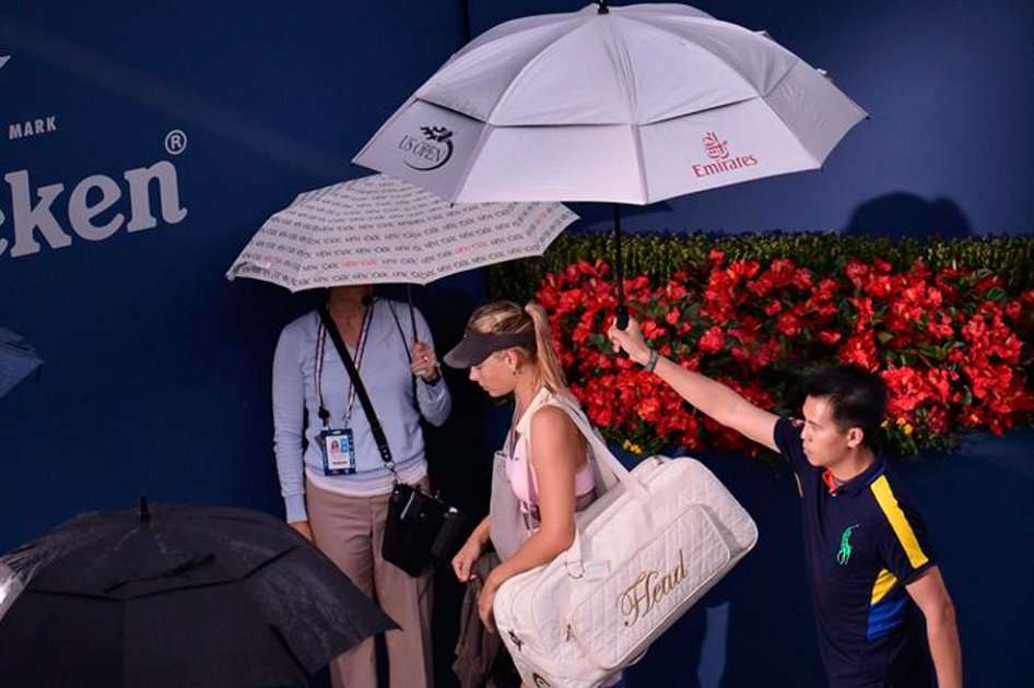 La tenista rusa Maria Sharapova sale del campo de juego tras la suspensión por lluvia. / EFE