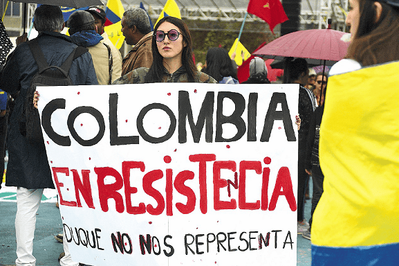 Una de las consignas era el reclamo por la defensa de la vida de líderes sociales. / Gustavo Torrijos - El Espectador