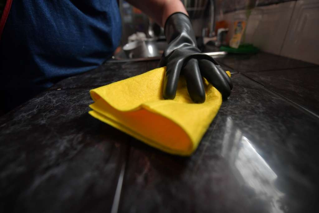 Foto ilustración de amas de casa que están en compañía de productos de aseo