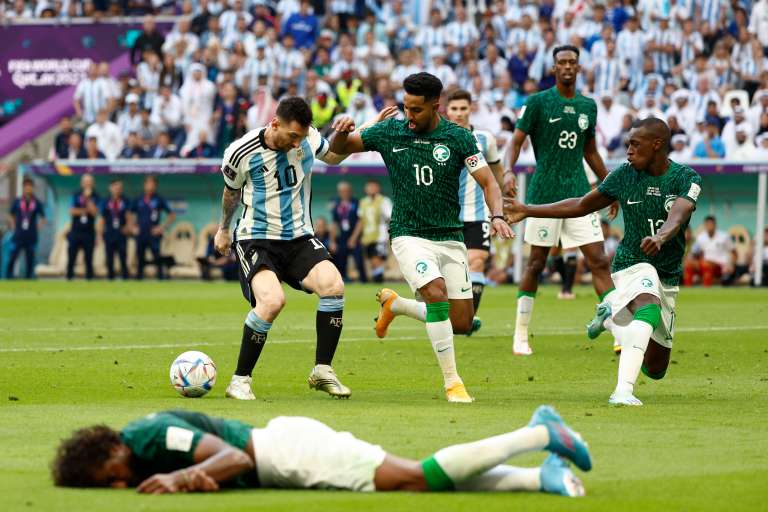 GR2008. LUSAIL (CATAR), 22/11/2022.- Lionel Messi (i) de Argentina disputa el balón con Salem Aldawsari de Arabia Saudita (c) frente al jugador lesionado Yasser Alshahrani (abajo) hoy, en un partido de la fase de grupos del Mundial de Fútbol Qatar 2022 entre Argentina y Arabia Saudita en el estadio de Lusail (Catar). EFE/ Rodrigo Jiménez