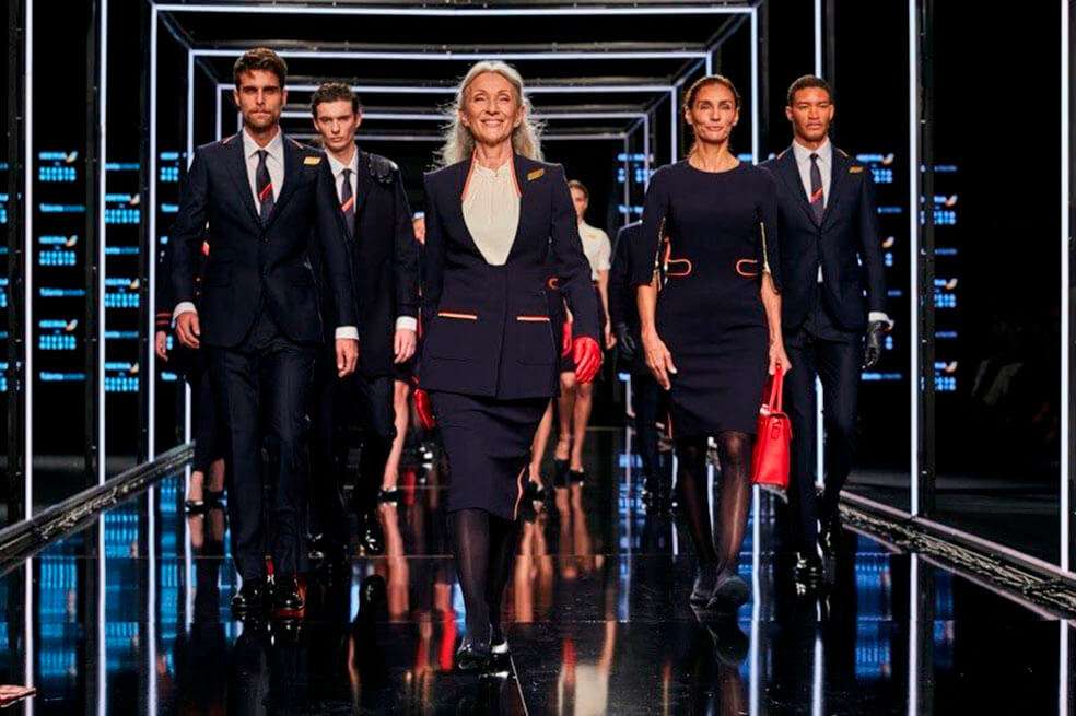 En pasarela los nuevos uniformes de Iberia, de la diseñadora Teresa Helbig, en la Mercedes-Benz Fashion Week de Madrid (MBFWM). / Foto: EFE