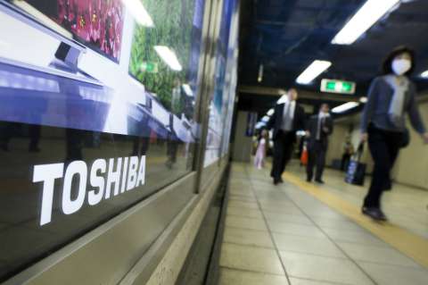 Uno más, Toshiba suspende sus envíos de componentes a Huawei