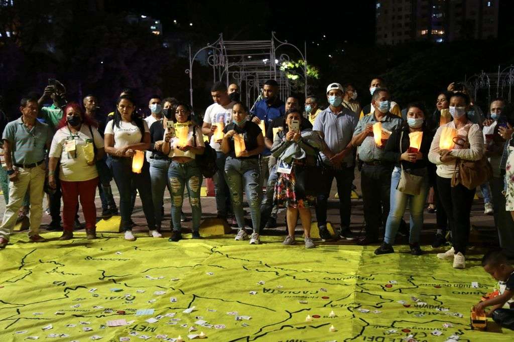 Previo al encuentro en la Comisión de la Verdad, las víctimas, agrupadas en el Movimiento de víctimas de crímenes de Estado intervinieron un mapa a gran escala con los casos de 'falsos positivos' por regiones, divisiones y brigadas, con base en la información que ellas mismas han entregado a la JEP.