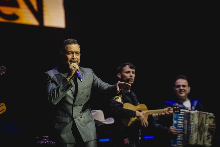 Jhon Alex Castaño convirtió el Movistar Arena en la gran fonda del ‘Rey del Chupe’