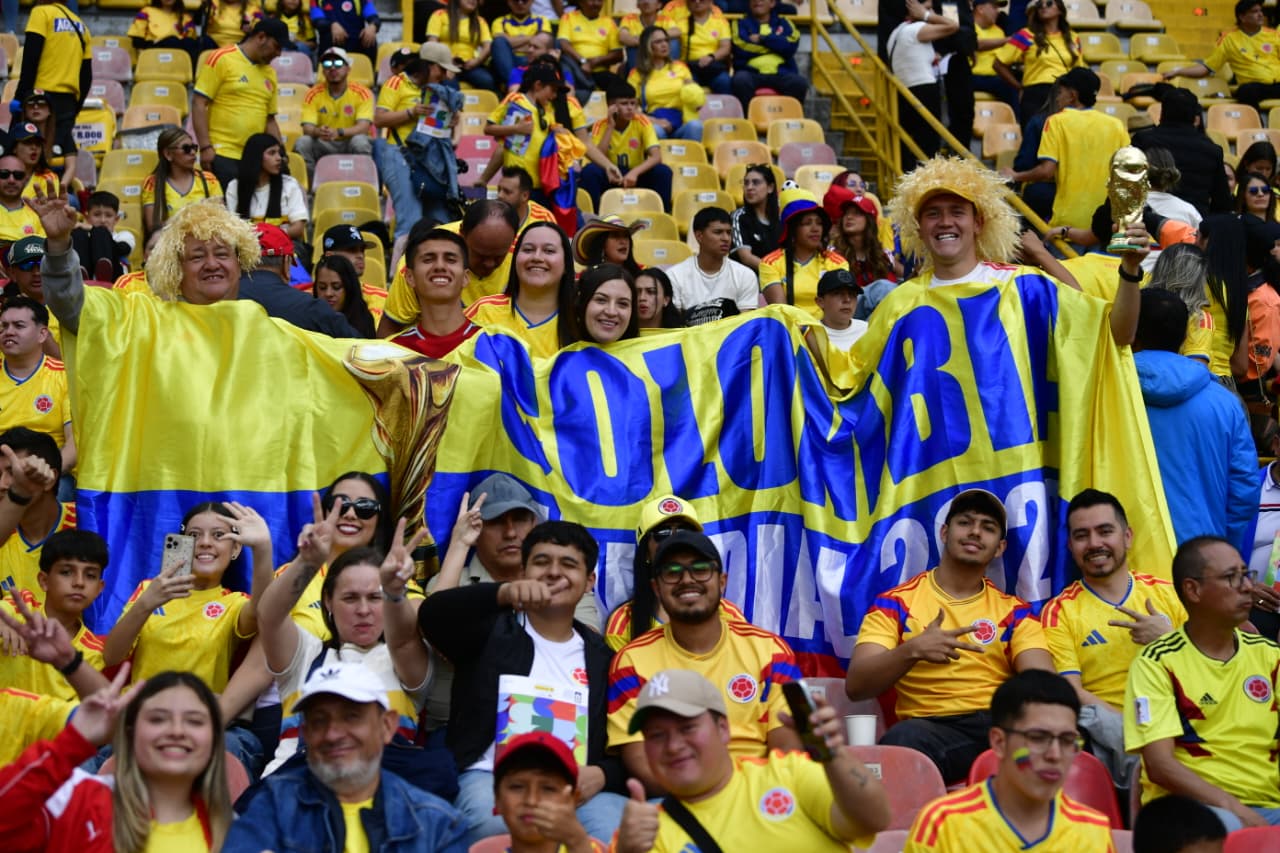 Afición colombiana en el partido de despedida de la selección de Colombia en el estadio Nemesio Camacho El Campín.