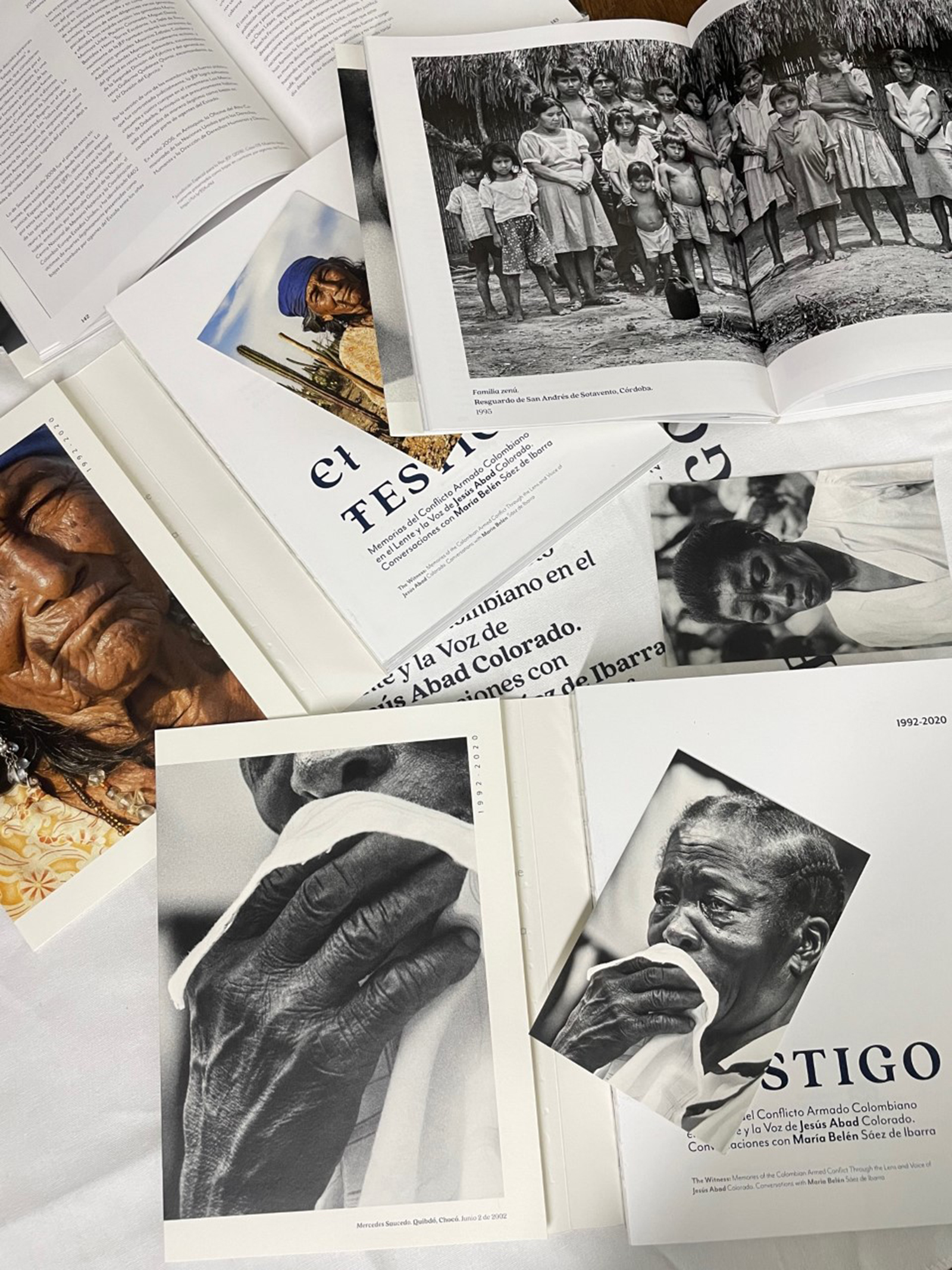 Cuatro tomos y 1.372 páginas condensaron 30 años de trabajo del fotógrafo Jesús Abad Colorado.