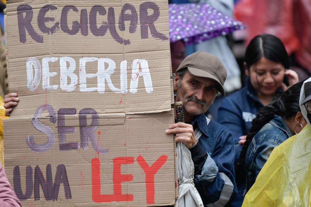 La mañana del miércoles 15 de mayo de 2024, un grupo de aproximadamente 500 recicladores realizaron un plantón frente a las instalaciones de la CRA para exigir mejores condiciones laborales.