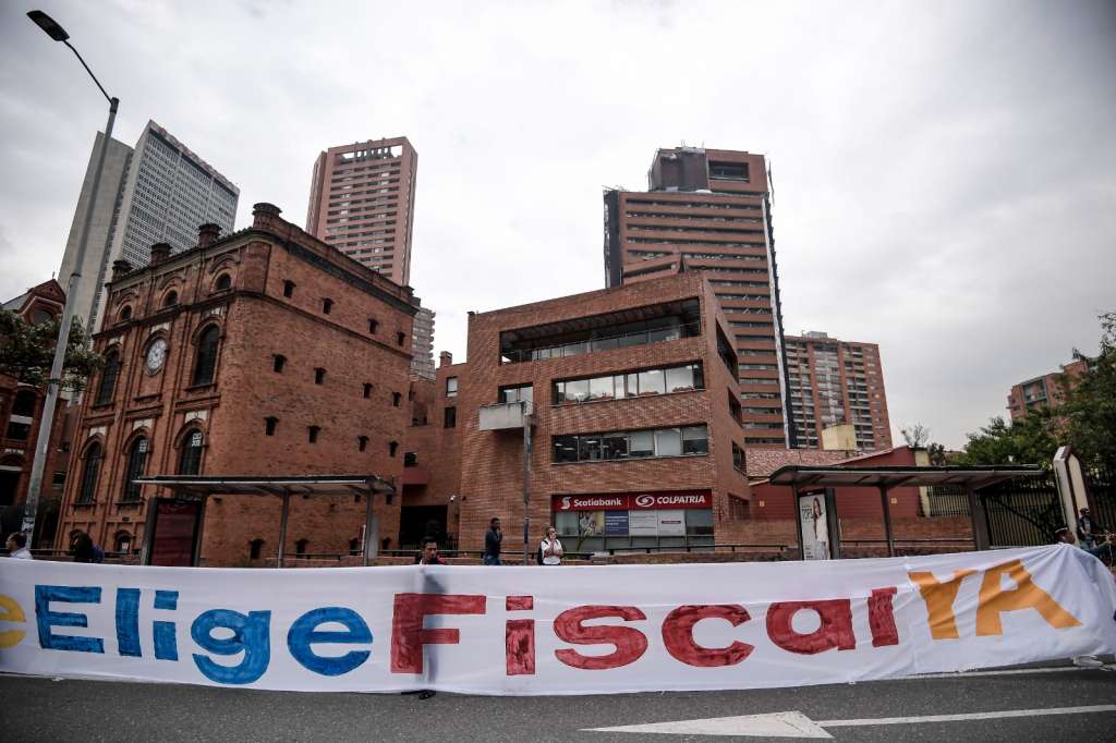 Y a pesar de la solicitud de los manifestantes para acelerar la elección de la próxima fiscal y de que el fiscal Barbosa deja su cargo en unos días, los 23 magistrados del alto tribunal se reunieron y deliberaron. El alto tribunal ha insistido que es una decisión muy importante y que no pueden ceder ante presiones de ningún tipo.