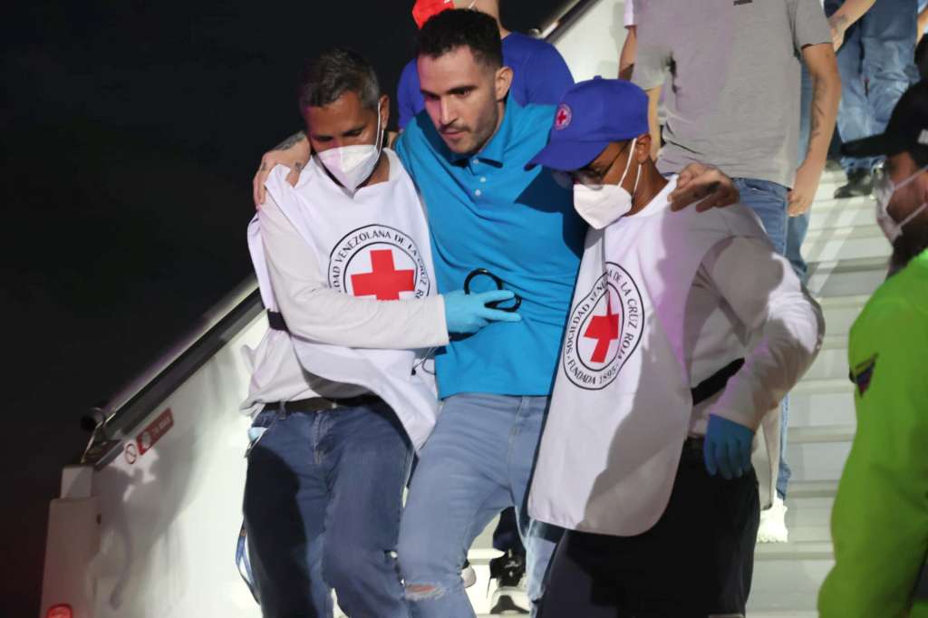 AME3830. MAIQUETÍA (VENEZUELA), 18/07/2025.- Fotografía cedida por el Ministerio del Poder Popular para Relaciones Interiores, Justicia y Paz de Venezuela, donde aparecen integrantes de la Cruz roja ayudando a un migrante deportado este viernes, en el Aeropuerto Internacional Simón Bolívar en Maiquetía (Venezuela). El presidente de Venezuela, Nicolás Maduro, anunció la llegada de migrantes deportados desde Estados Unidos hasta una cárcel de El Salvador, acusados de ser presuntos miembros de la banda transnacional Tren de Aragua. EFE/ Ministerio del Poder Popular para Relaciones Interiores Justicia y Paz /SOLO USO EDITORIAL/ NO VENTAS/ SOLO DISPONIBLE PARA ILUSTRAR LA NOTICIA QUE ACOMPAÑA (CRÉDITO OBLIGATORIO)