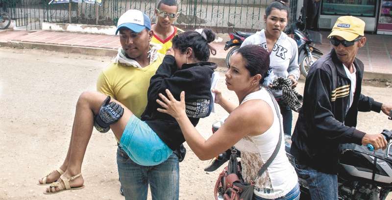 Las dramáticas imágenes de niñas desmayadas han afectado los programas de vacunación. / AFP