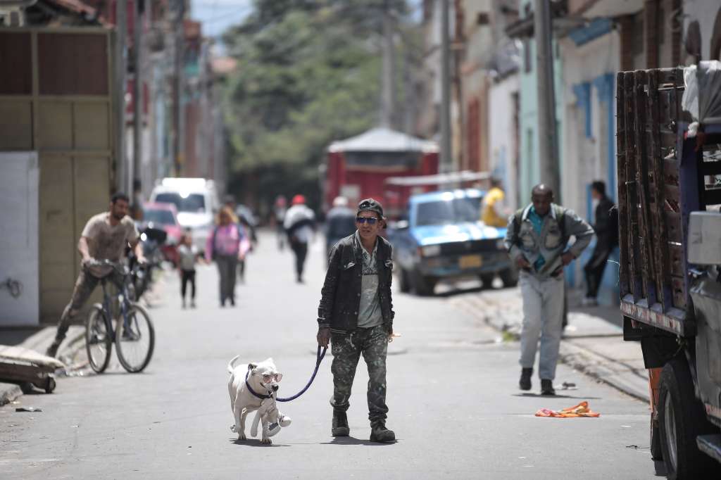 Aspectos de los operativos por parte de la policía en el Barrio San Bernardo luego de que fuera detonada una granada en esta zona de la capital