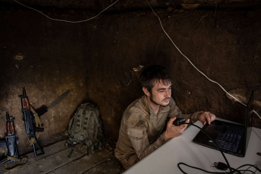 Un comandante del regimiento Aquiles de Ucrania, conocido como Stun, durante un entrenamiento en la región de Járkov el 2 de septiembre de 2025.