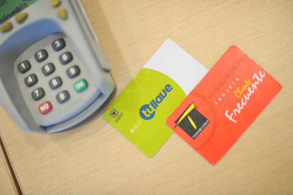 Tarjeta Tullave (verde) de Recaudo Bogotájunto a la tarjeta Cliente Frecuente de Angelcom. / Archivo