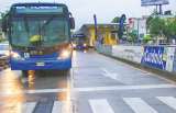 En video: niños arriesgan su vida mientras viajan colgados de un bus MIO en Cali