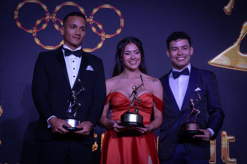 Gabriela Rueda (c) elegida como la mejor atleta no olímpica en los Premios Altius.