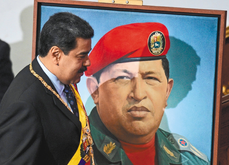 Según William Ospina, “si los enemigos del régimen no han invadido a Venezuela es porque saben que a pesar de Maduro mucha gente saldría a defender al país por gratitud con Chávez”.