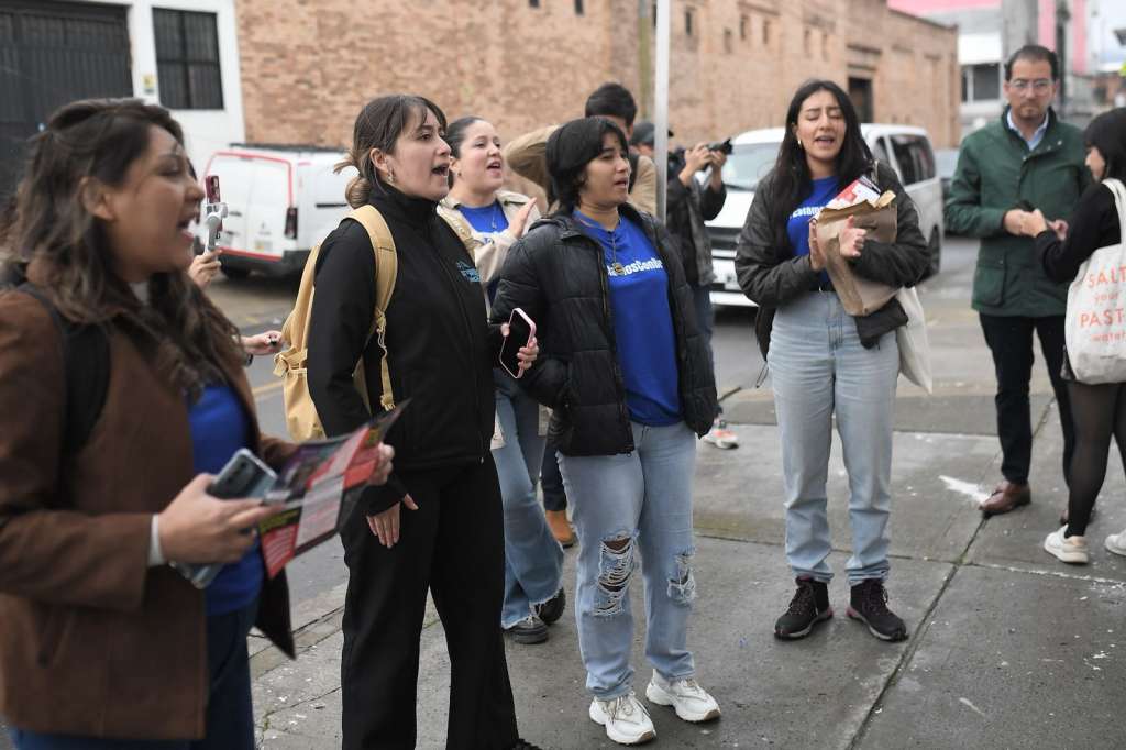 Manifestantes se reunieron frente a la casa de justicia Mártires, en Bogotá, para reclamar garantías en el caso de Brisa de Ángulo.