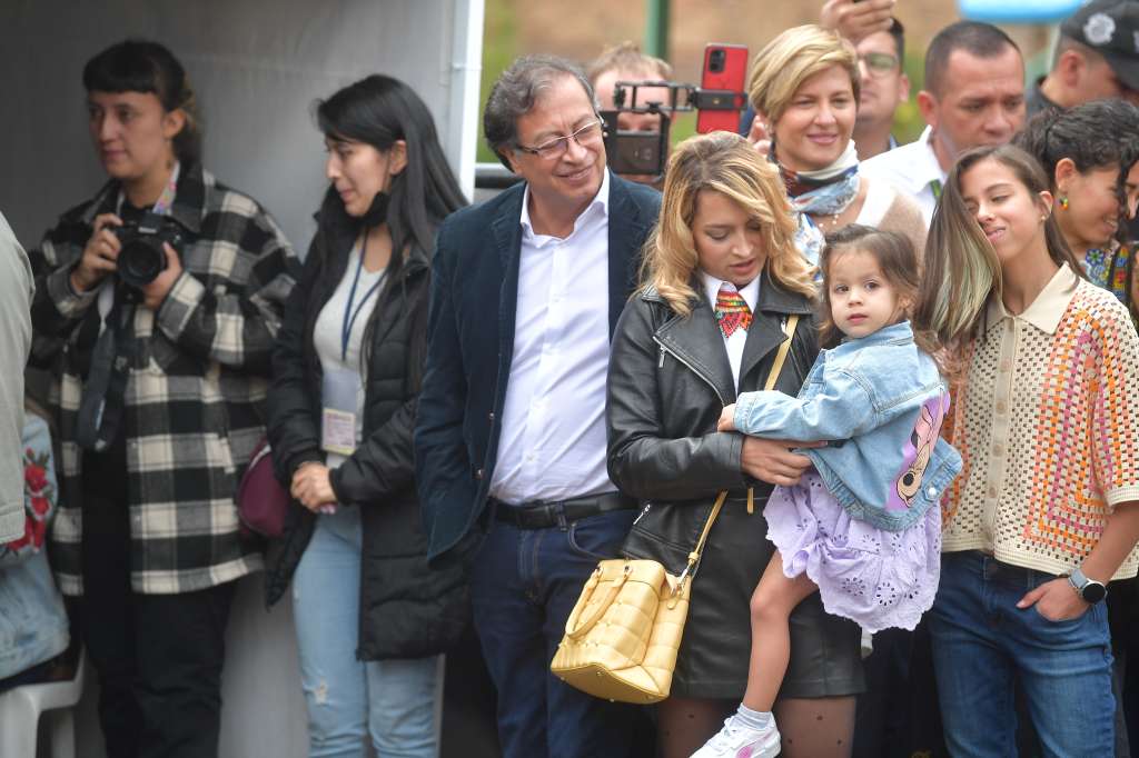 Candidato presidencial colombiano por la coalición Pacto Histórico, ejerciendo su derecho al voto para las elecciones presidenciales del 29 de mayo de 2022 junto a su familia.