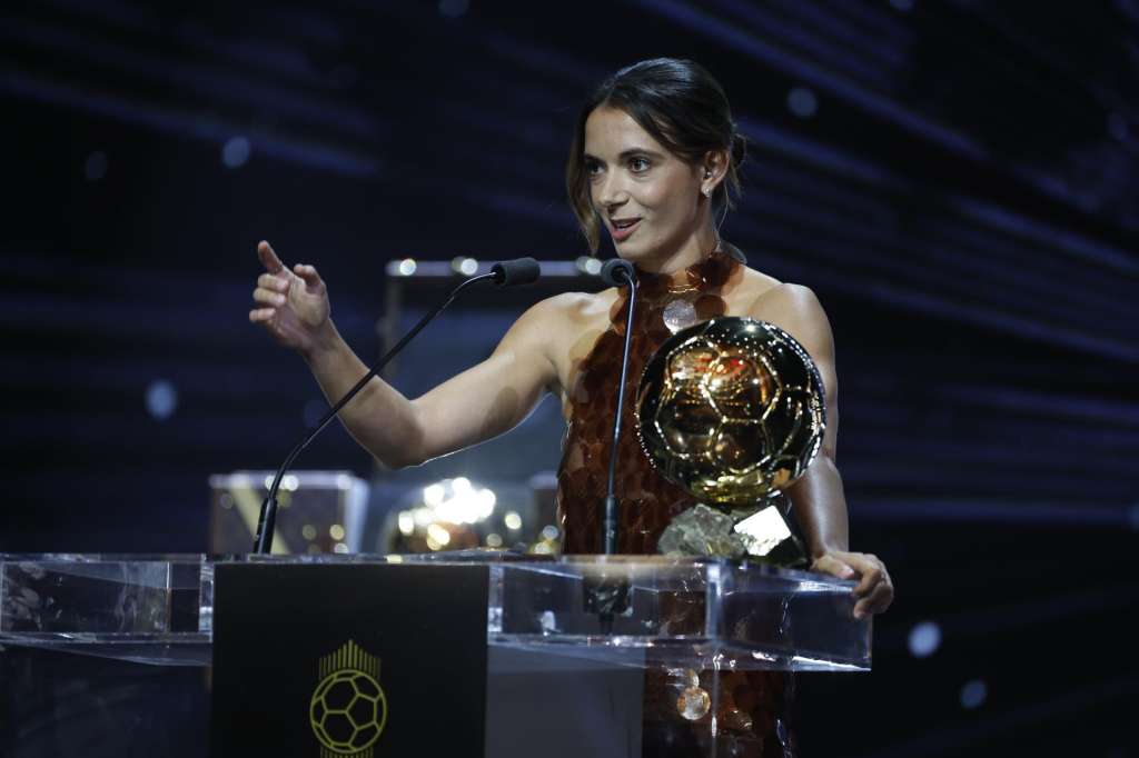 PARIS (France), 22/09/2025.- Barcelona's Aitana Bonmati accepts the Women's Ballon d'Or during the Ballon d'Or 2025 ceremony at the Theatre du Chatelet in Paris, France, 22 September 2025. (Francia) EFE/EPA/Mohammed Badra