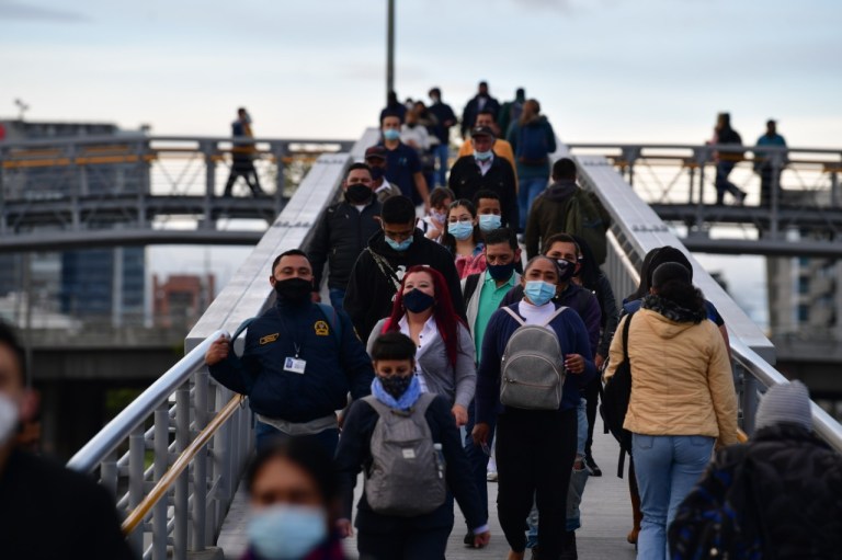 Como sucedió en la mañana, el alto flujo de personas en las calles causaron aglomeraciones en portales y estaciones del sistema que prendieron las alarmas en el Distrito.