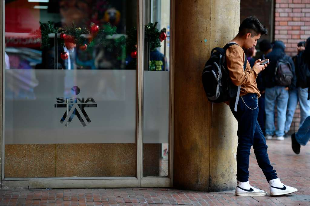 Edificio y aspectos de los estudiantes del SENA ubicado en la calle 52 con Caracas