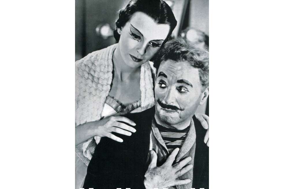 Fotografía a blanco y negro de los protagonistas de "Candilejas". La bailarina abraza al comediante Calvero.