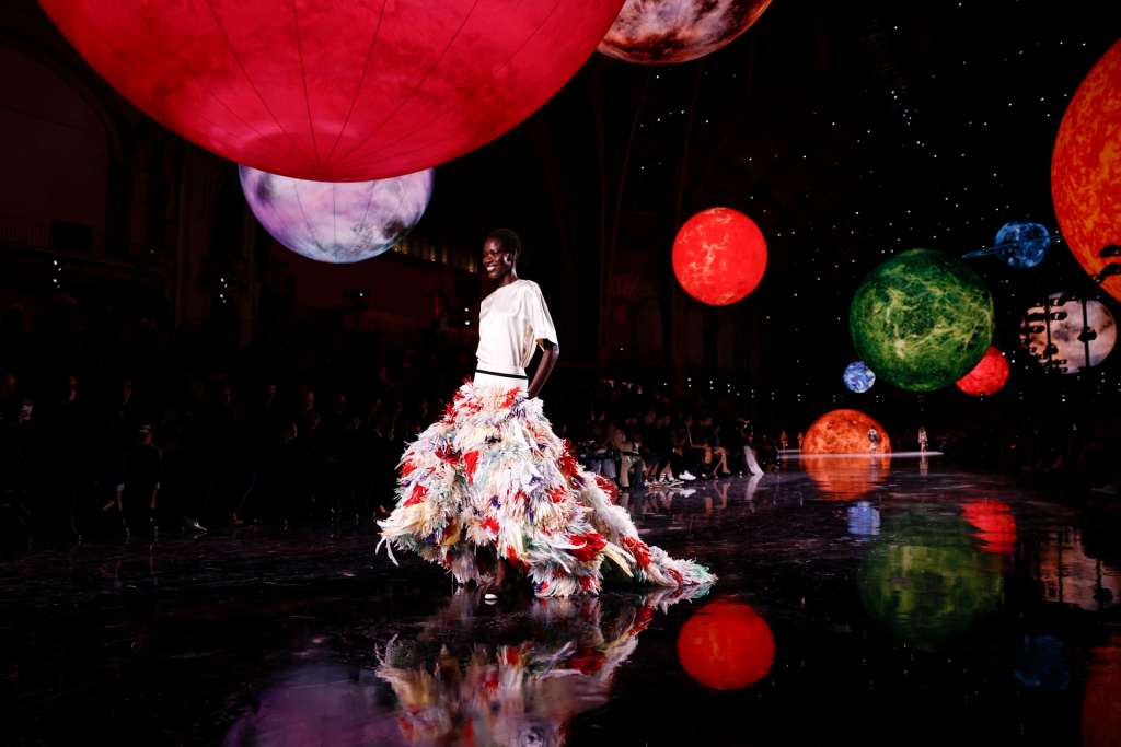 Paris (France), 06/10/2025.- A model presents a creation from the Spring/Summer 2026 collection by French designer Matthieu Blazy for Chanel fashion house during Paris Fashion Week in Paris, France, 06 October 2025. The presentation of the women's ready-to-wear collections runs from 29 September to 07 October 2025. (Moda, Francia) EFE/EPA/YOAN VALAT