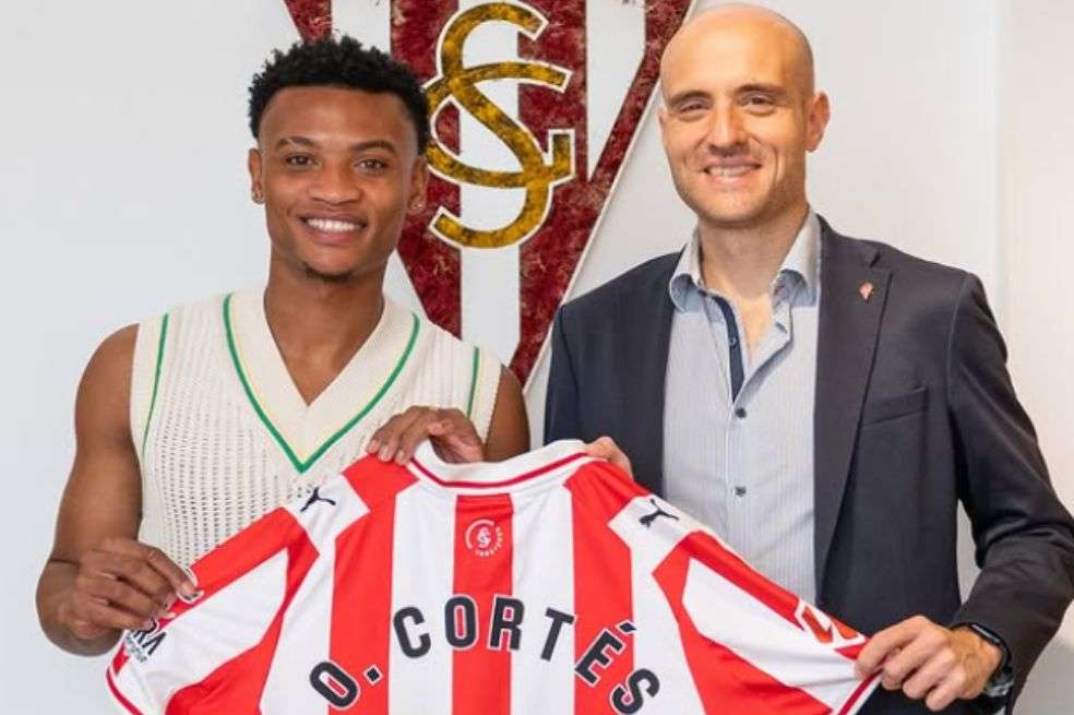 Óscar Cortés (izq.) durante su presentación como nuevo futbolista de Sporting de Gijón.