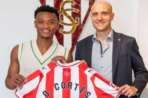 Óscar Cortés fue presentado como nuevo jugador del Sporting Gijón