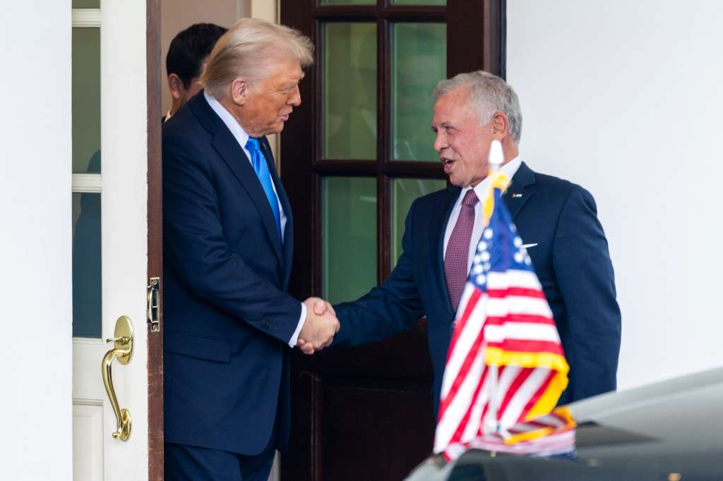 WASHINGTON (United States), 11/02/2025.- US President Donald J. Trump (L) shakes hands with Jordan's King Abdullah II as he departs following meetings at the White House in Washington, DC, USA, 11 February 2025. During their meeting President Trump again suggested that Gaza could be emptied of residents, controlled by the U.S. and redeveloped as a tourist area. (Jordania) EFE/EPA/SHAWN THEW
