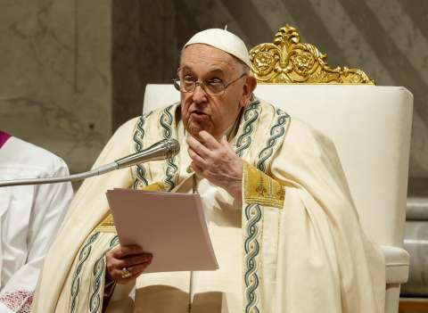 El papa Francisco preside la vigilia de Pascua tras preocupaciones por su salud