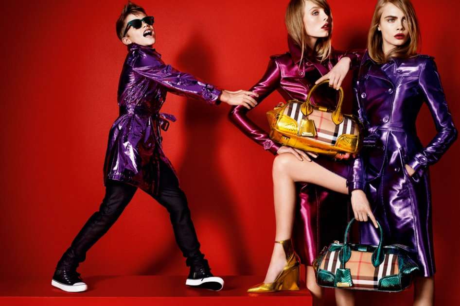 Romeo Beckham modela para Burberry.