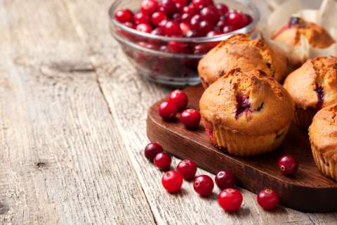 Paso a paso para preparar una receta esponjosa de muffins con frutos rojos