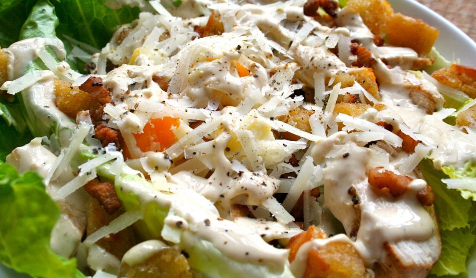 Ensalada césar con tartale de atún y boquerones