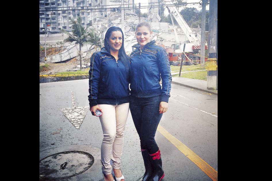 Las periodistas Yusy Chaparro y María Victoria López frente al edificio Space.