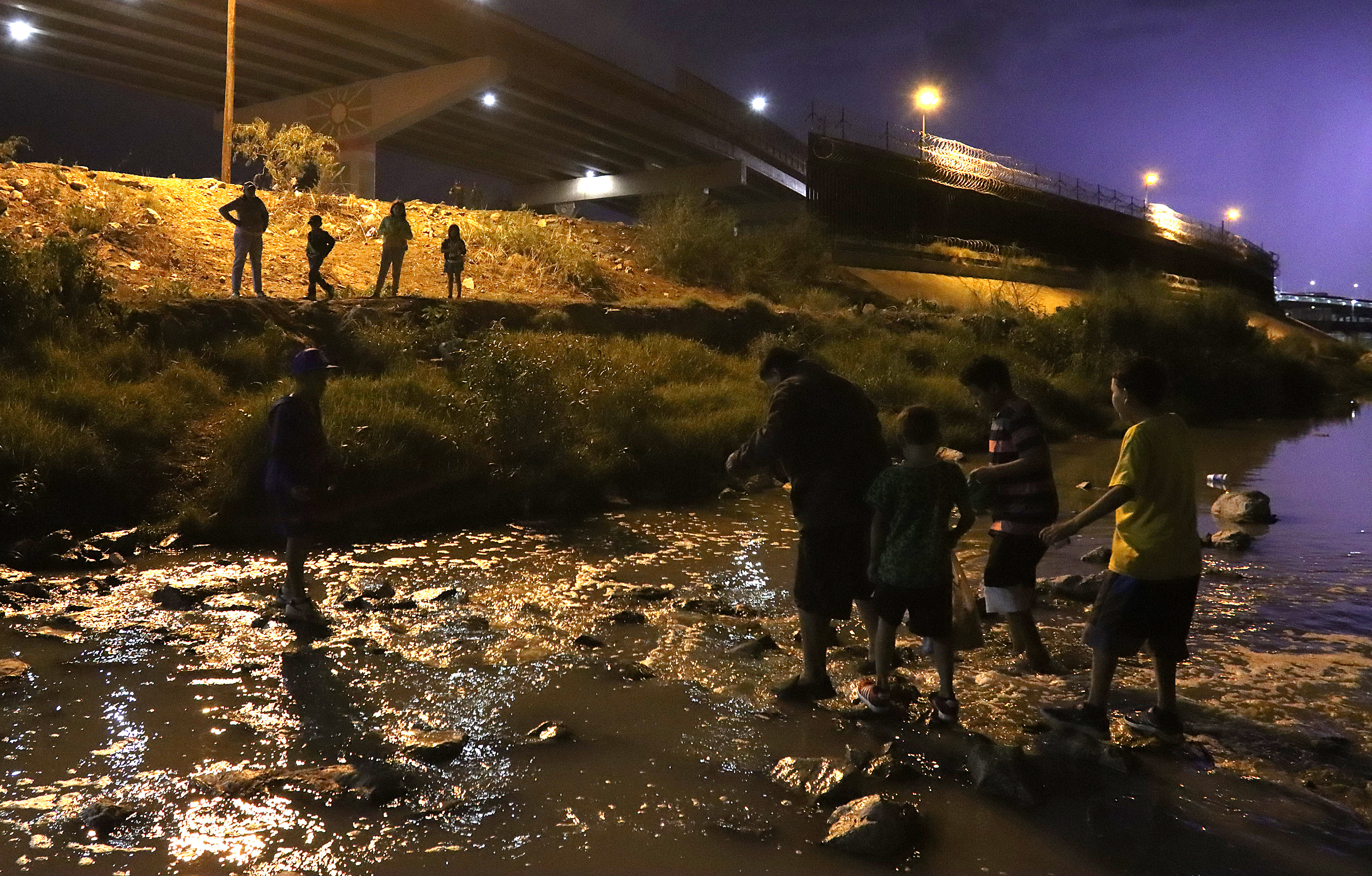 MEX4276. CIUDAD JUÁREZ (MÉXICO), 17/09/2022.- Migrantes de origen venezolano cruzan el Río Bravo hacia la frontera con Estados Unidos, el 15 de septiembre de 2022, desde Ciudad Juárez, estado de Chihuahua (México). Miles de migrantes venezolanos han saturado la frontera de México con Estados Unidos, en particular la de Juárez-El Paso, donde en la última semana han cruzado un promedio 660 al día por el río Bravo, de acuerdo con datos de la Patrulla Fronteriza. EFE/ Luis Torres