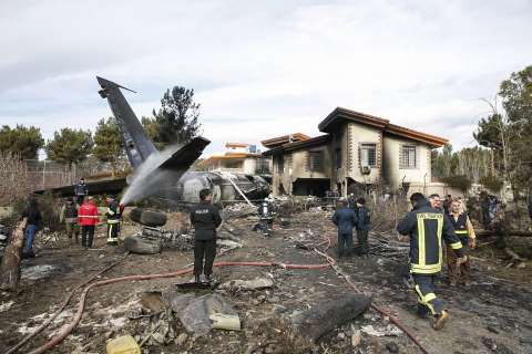 Un avión de carga se estrella en Irán con al menos 16 personas a bordo