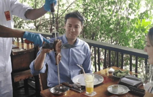Tanto Quintero como Juan David Duque, su secretario privado, habrían solicitado el reembolso de cuentas en restaurantes, aunque estos gastos ya estaban incluídos en los pagos de viáticos del fondo fijo.